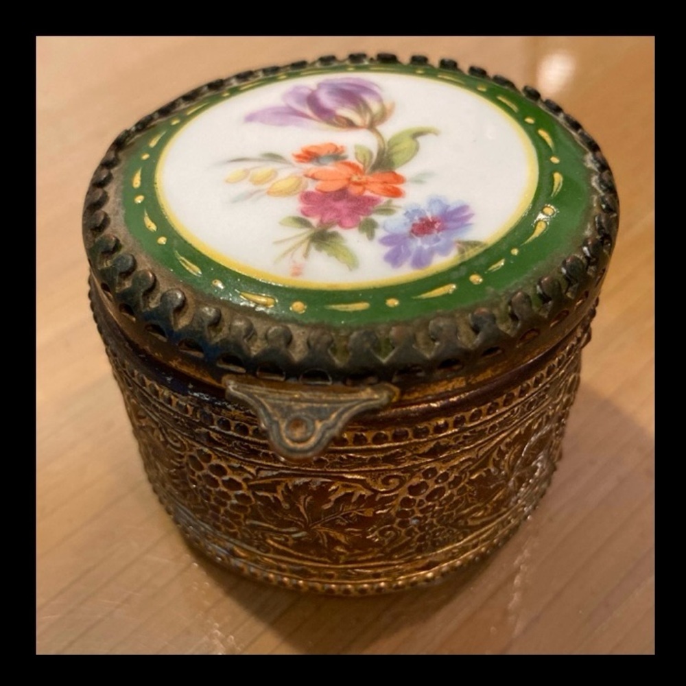 Vintage Patinated Victorian look Metal Vanity, Trinket, Jewel Box. 2x1.5 inches